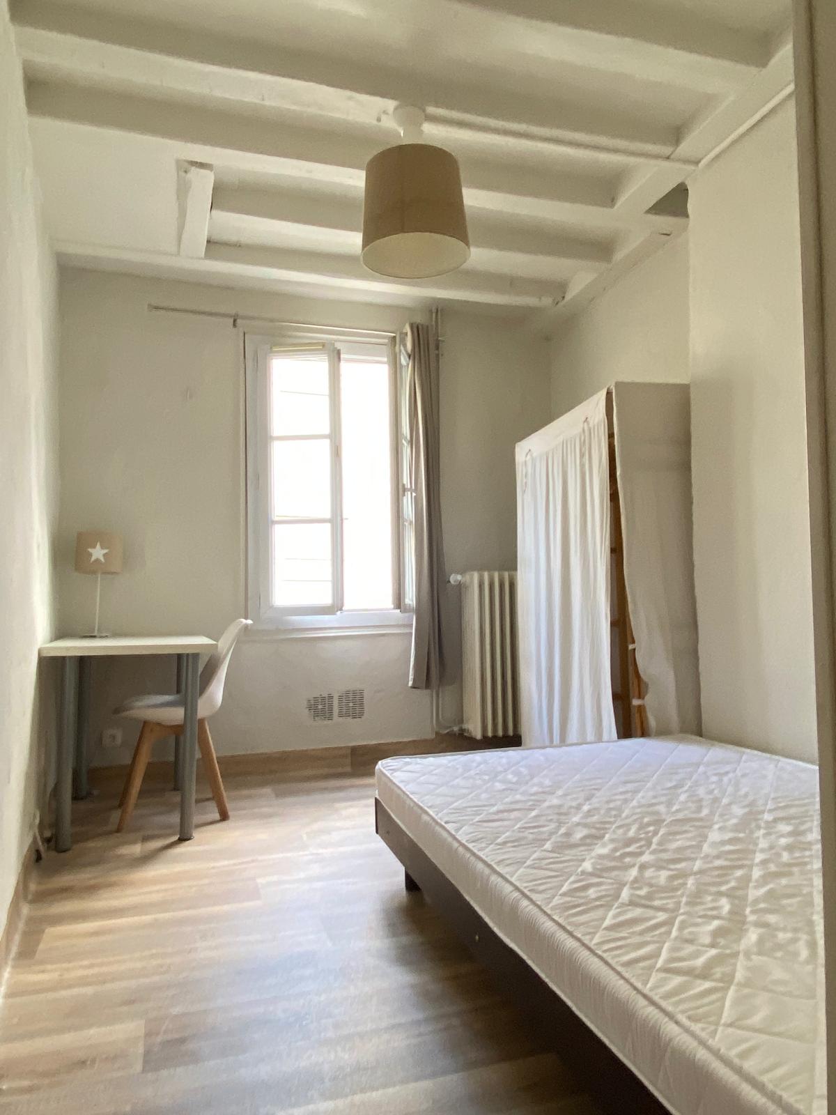 Chambre rénovée boulevard Foch à Angers, teintes claires et parquet bois