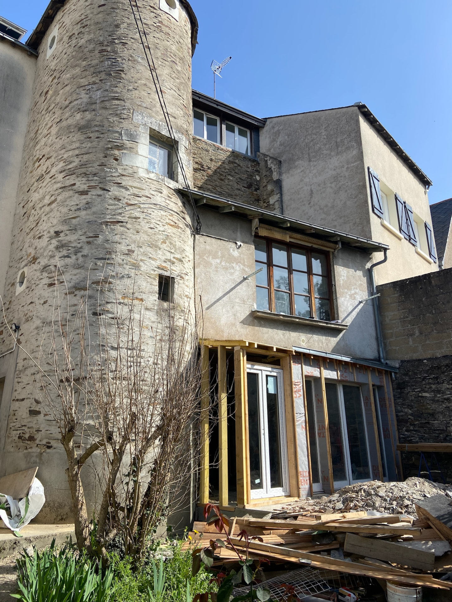 Tour en pierre d’une maison ancienne en cours de rénovation à Angers