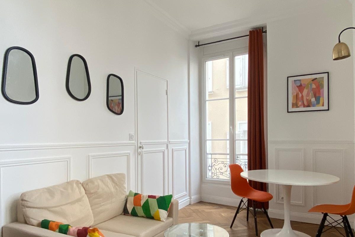 Séjour haussmannien rénové à Angers, moulures blanches et parquet chevrons — projet Cornet