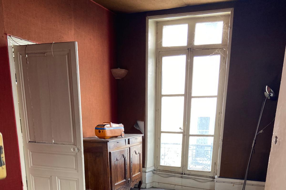 Séjour avant travaux du projet Cornet à Angers, murs rouges et parquet abîmé