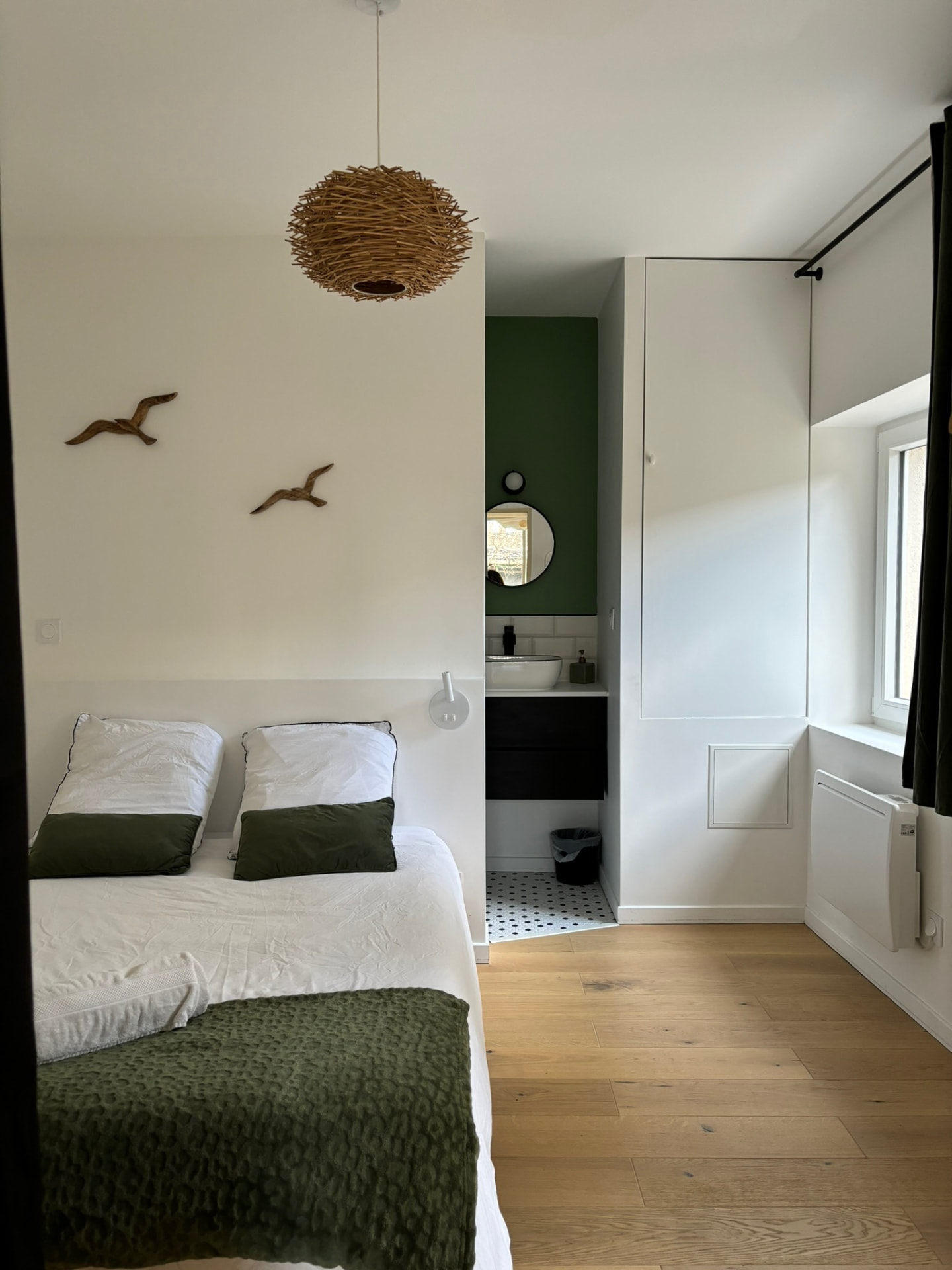 Chambre avec salle d’eau attenante vert forêt, aménagée par Effervescence à Angers