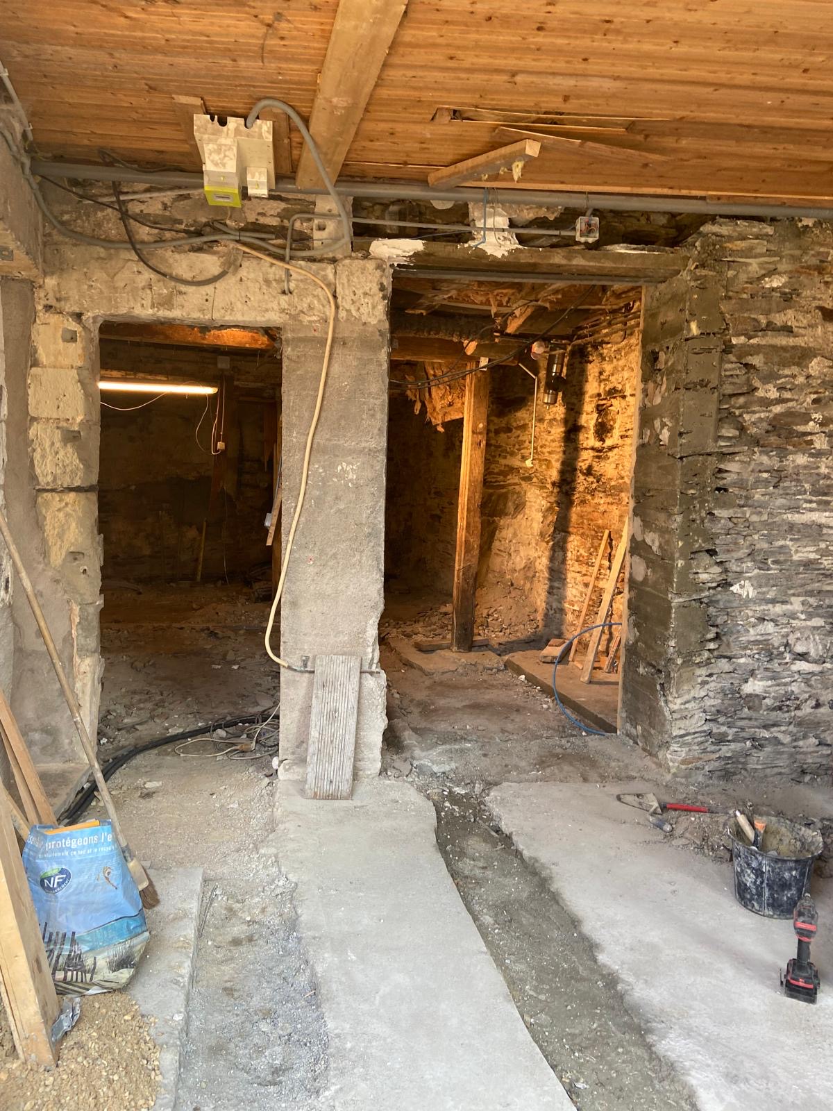 Espace brut avant travaux du projet Loft à Angers, murs en pierre et chantier