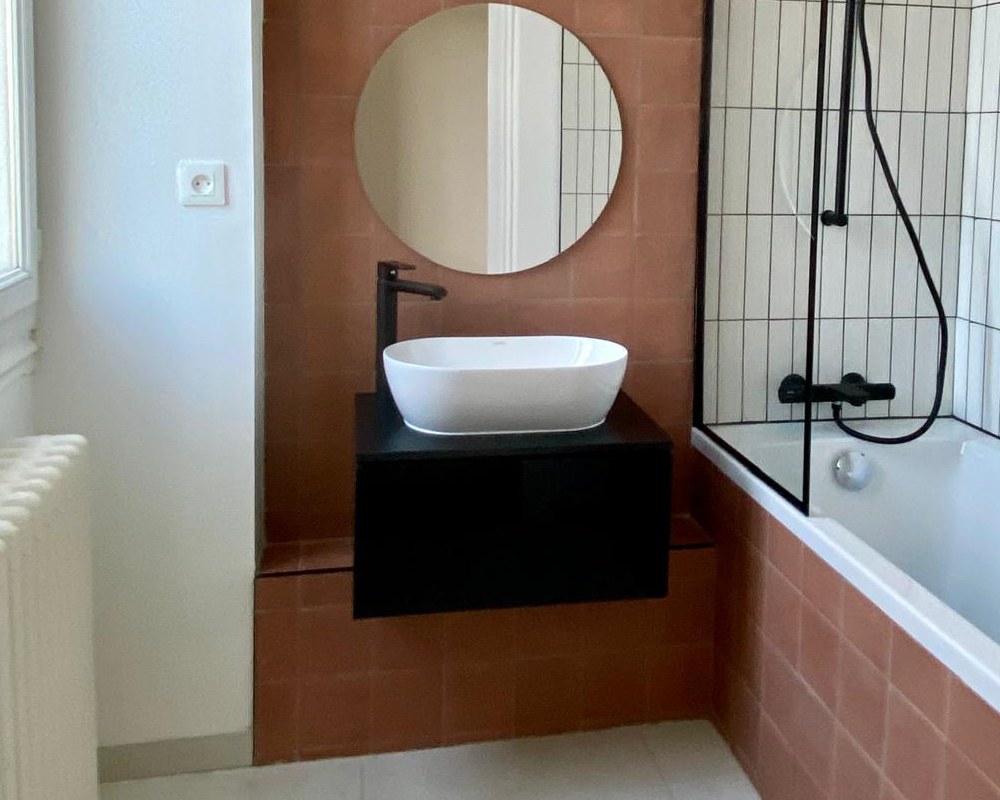 Salle de bain rénovée du projet Chèvre à Angers, faïence terracotta et vasque noire
