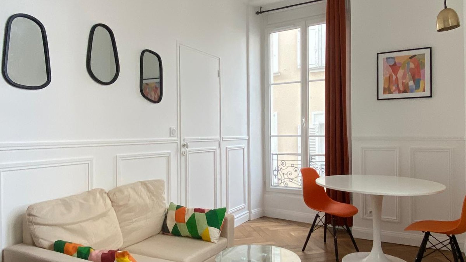 Salon d’un petit appartement rénové à Angers avec parquet en point de Hongrie et coin repas