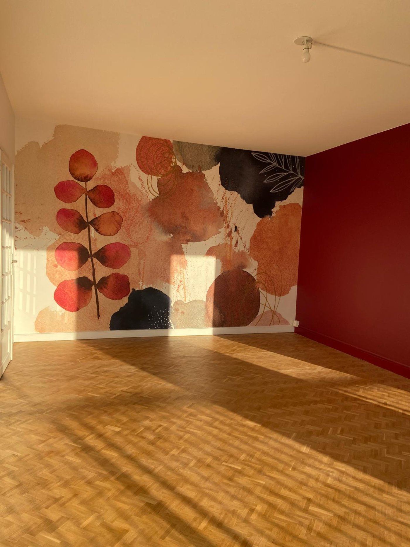 Séjour rénové de l’appartement Delattre à Angers avec papier peint artistique