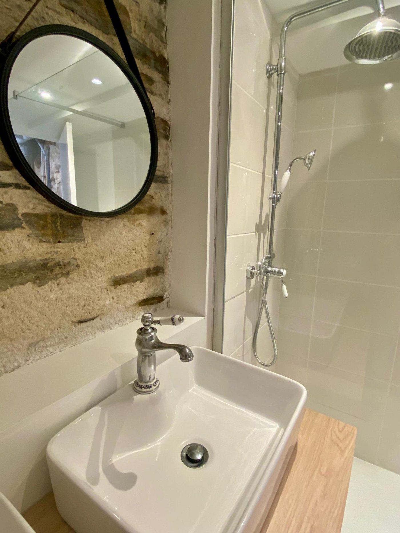Loft rénové à Angers avec matériaux naturels et mobilier sur mesure