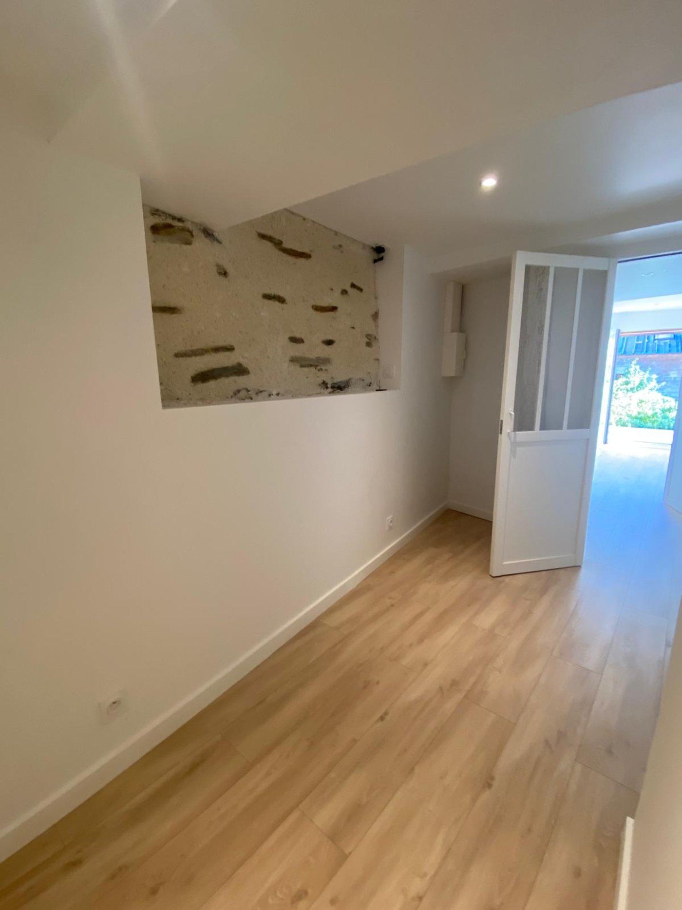 Vue d’ensemble du loft rénové à Angers